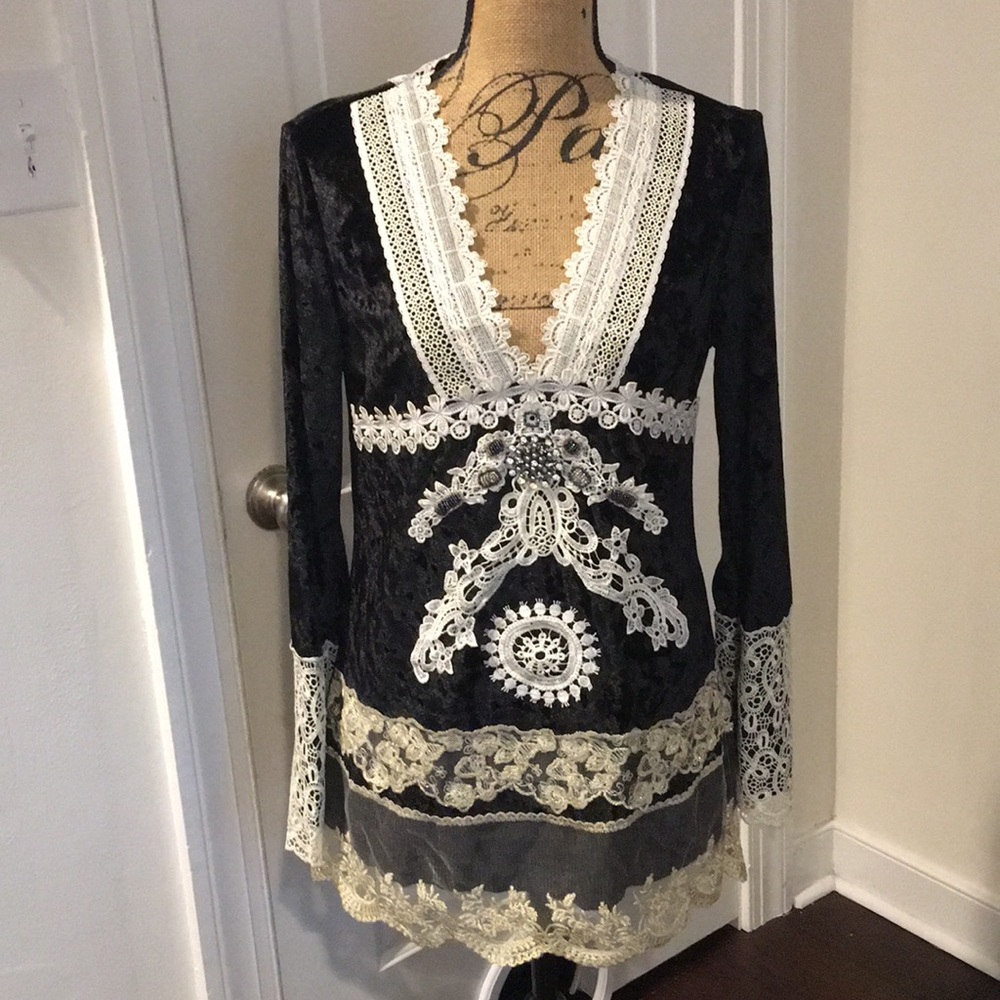Velvet embellished tunic top, beautiful lace!